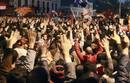 La polic&iacute;a carga contra los manifestantes a las afueras del Ministerio de Interior.