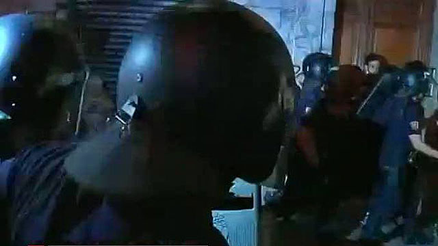 Carga policial en Sol contra un grupo de personas que protestaba por el desalojo del d&iacute;a anterior