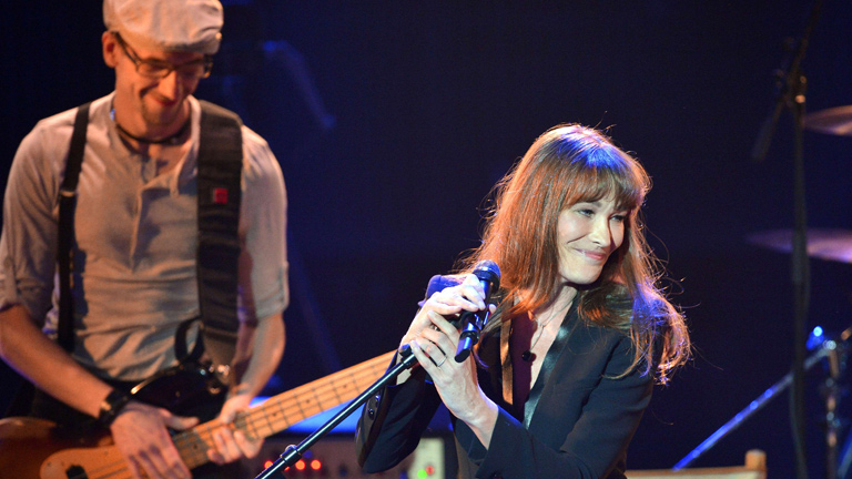 Carla Bruni se levanta de una entrevista cuando le preguntan por la imputaci&oacute;n de Sarkozy