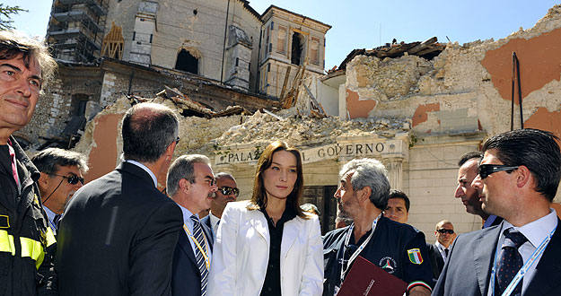 Carla Bruni en L'Aquila