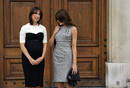 Mientras que Carla Bruni ha optado por el gris, Samantha Cameron ha elegido para esta importante ocasi&oacute;n un vestido en blanco y negro muy elegante.