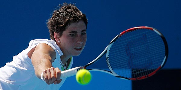 Carla Suarez Navarro devuelve la bola en su partido en Melbourne