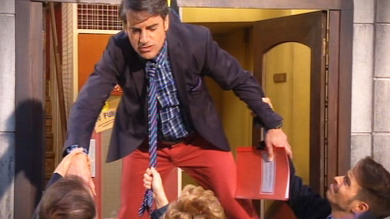 Stamos okupa2 - Carlos cae del balc&oacute;n... con arn&eacute;s