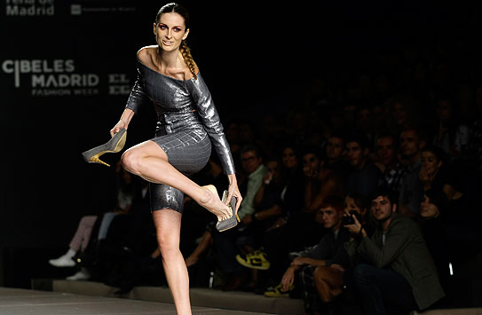 La primavera y la noche gu&iacute;an el desfile de Carlos Doblas en CIbeles 09