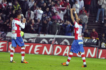 Carlos Martins (d), celebra su gol, el segundo de su equipo, junto al delantero argentino Franco Jara.