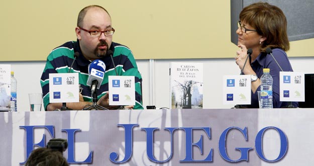 El escritor Carlos Ruiz Zafón, acompañado de la periodista Olga Viza, durante la presentación en la Feria del Libro de Madrid de su última novela, "El juego del ángel". El escritor Carlos Ruiz Zafón, acompañado de la periodista Olga Viza, durante la presentación en la Feria del Libro de Madrid de su última novela, "El juego del ángel".