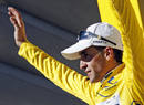Carlos Sastre, con el maillot amarillo, en el podium de la 17&ordf; etapa del Tour.