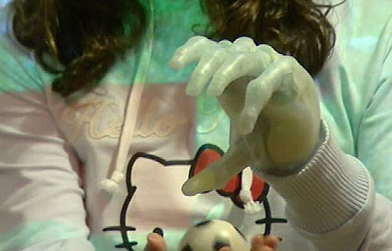 La mano bi&oacute;nica de Carlota