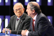 Santiago Carrillo escucha a Iñaki Anasagasti. Santiago Carrillo escucha a Iñaki Anasagasti.