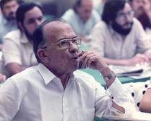 Carrillo fumando