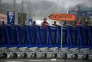 Carritos de la compra en la entrada de un supermercado en protesta durante la jornada de huelga en B&eacute;lgica