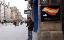El cartel de la agencia Viajar por Escocia, en la Milla Real de Edimburgo El cartel de la agencia Viajar por Escocia, en la Milla Real de Edimburgo