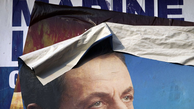 Cartel de la campaña electoral de Nicolás Sarkozy, sobre otro del Frente Nacional Cartel de la campaña electoral de Nicolás Sarkozy, sobre otro del Frente Nacional