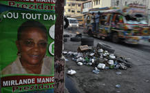 Cartel de la campaña electoral en Puerto Príncipe con la imagen de la candidata Mirlande Manigat Cartel de la campaña electoral en Puerto Príncipe con la imagen de la candidata Mirlande Manigat