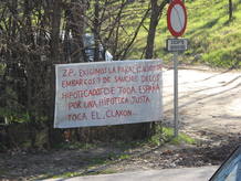 Cartel reivindicativo contra los desahucios en las cercanías del Palacio de la Moncloa. Cartel reivindicativo contra los desahucios en las cercanías del Palacio de la Moncloa.