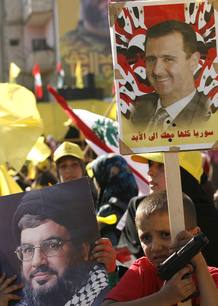 Carteles de apoyo a Asad en una manifestación de Hizbulá