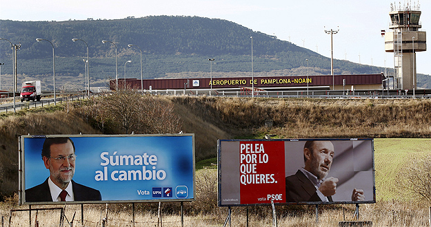 Carteles electorales de la campa&ntilde;a en el aeropuerto de Pamplona