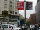 Carteles electorales del PSOE y el PP en Plaza de Espa&ntilde;a