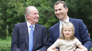 Ver v&iacute;deo  'La Casa Real renueva su p&aacute;gina web con la foto del rey, el pr&iacute;ncipe y la infanta Leonor'