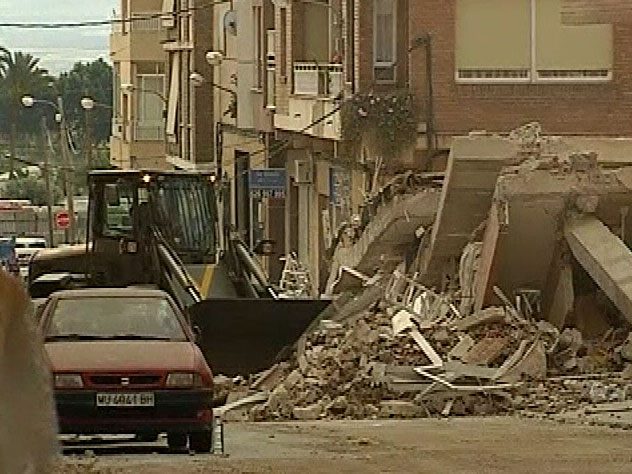 Los t&eacute;cnicos eval&uacute;an los da&ntilde;os en las viviendas afectadas por el terremoto de Lorca