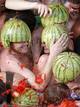 Varios j&oacute;venes utilizan las c&aacute;scaras de sand&iacute;a como cascos para protegerse de los tomates que han volado por los aires de Bu&ntilde;ol, una tradici&oacute;n que se repite desde hace 63 a&ntilde;os el &uacute;ltimo mi&eacute;rcoles de cada agosto.