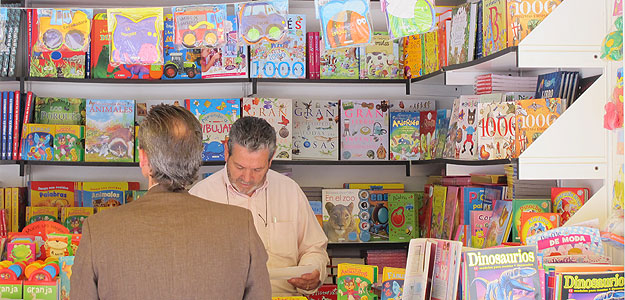 Una de las casetas dedicadas a literatura infantil