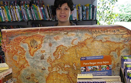 Una de las casetas de viajes de la Feria del Libro Una de las casetas de viajes de la Feria del Libro