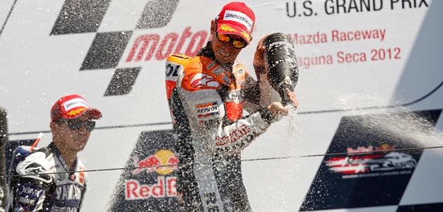 Casey Stoner celebra su triunfo en Laguna Seca junto a Jorge Lorenzo