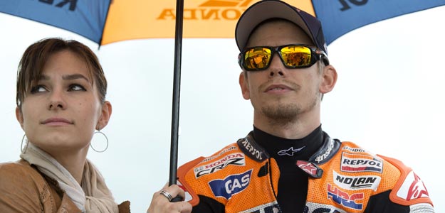 Casey Stoner, junto a su mujer Adriana Tuchyna, en la parrilla de Silverstone