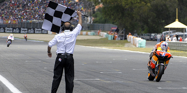 Casey Stoner en la l&iacute;nea de meta de Estoril.