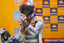 Casey Stoner prepar&aacute;ndose antes de empezar a rodar.