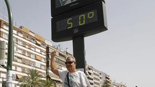 Ver v&iacute;deo  'Casi toda Espa&ntilde;a en alerta por temperaturas que rozar&aacute;n los 45&ordm;'