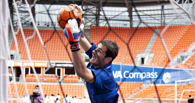 Imagen del portero del Real Madrid, Iker Casillas, durante una exhibici&oacute;n en Houston.