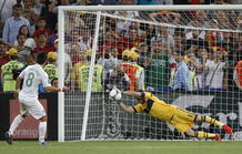 Casillas detiene el penalti a Joao Moutinho en la semifinal España-Portugal de la Eurocopa 2012. Casillas detiene el penalti a Joao Moutinho en la semifinal España-Portugal de la Eurocopa 2012.