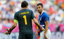 Casillas discute con su excompa&ntilde;ero Antonio Cassano.