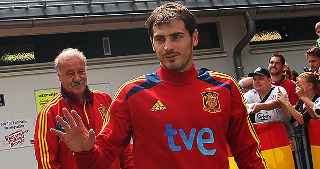 Casillas junto a Vicente del Bosque antes de empezar una sesión de trabajo de la selección española. Casillas junto a Vicente del Bosque antes de empezar una sesión de trabajo de la selección española.