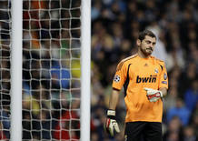 Casillas se lamenta despu&eacute;s de encajar un gol ante el Milan.