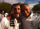 El portero del Real Madrid, Iker Casillas, junto al entrenador, Jose Mourinho, sonr&iacute;en a la c&aacute;mara para disipar dudas sobre su relaci&oacute;n personal