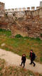 Esther y &Aacute;lvaro recorren las ruinas del Castillo de Mour&atilde;o