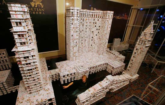 El americano Bryan Berg levanta el castillo de naipes m&aacute;s grande jam&aacute;s constru&iacute;do