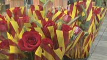Ir al Video&nbsp;Catalu&ntilde;a se echa a la calle para cumplir con la tradici&oacute;n de regalar una rosa y un libro