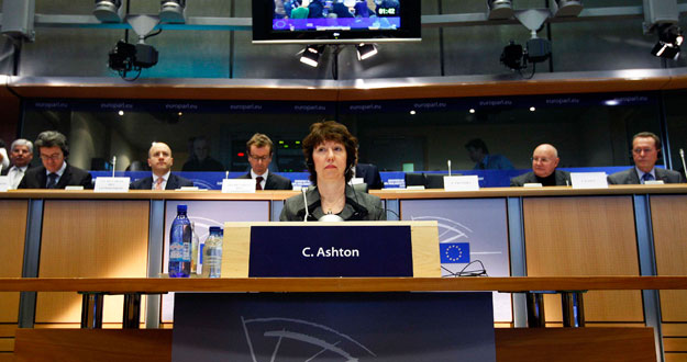 Catherine Ashton, alta representante para la Política Exterior de la UE y vicepresidente de la Comisión, durante su primer discurso ante la Eurocámara. Catherine Ashton, alta representante para la Política Exterior de la UE y vicepresidente de la Comisión, durante su primer discurso ante la Eurocámara.