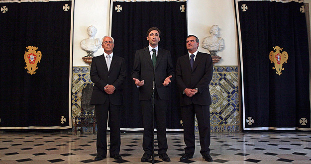 El presidente del Partido Social Demócrata luso, Pedro Passos Coelho, comparece en una rueda de prensa acompañado del secretario general de su partido, Miguel Relvas, y del líder parlamentario del PSD, Miguel Macedo El presidente del Partido Social Demócrata luso, Pedro Passos Coelho, comparece en una rueda de prensa acompañado del secretario general de su partido, Miguel Relvas, y del líder parlamentario del PSD, Miguel Macedo