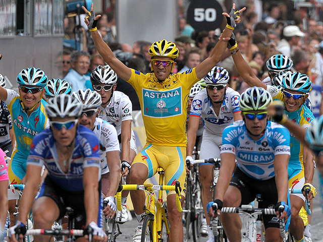 Cavendish se impone en la llegada triunfal de Contador
