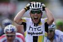 Mark Cavendish celebra su triunfo en Ch&acirc;teauroux, donde logr&oacute; su primera victoria como profesional en el Tour de Francia.