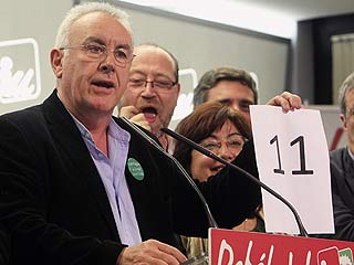 Ver v&iacute;deo  'Cayo Lara siente una "gran alegr&iacute;a en la casa del pobre" con los 11 diputados de IU'