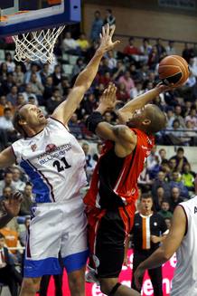 El ala-p&iacute;vot del CB Murcia, Chris Moss, lanza a canasta ante el p&iacute;vot del Xacobeo, Mike Higgins