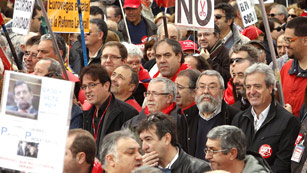 Ver v&iacute;deo  'CCOO y UGT acusan al Gobierno de "embarrancar" la econom&iacute;a'