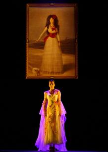 Cecilia G&oacute;mez bajo el retrato de la XIII Duquesa de Alba, en 'Cayetana, su pasi&oacute;n'