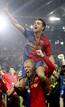 Xavier Hern&aacute;ndez y Gudjohnsen, celebran la victoria del equipo blaugrana en la final de la Liga de Campeones.